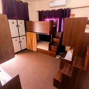Pizza Street Hostel Хостел